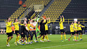 Die BVB-Spieler bedanken sich bei den 750 Fans im Stadion