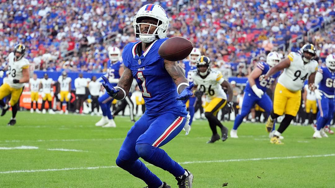 Aug 27, 2026; Orchard Park, New York, USA;  Buffalo Bills wide receiver Mecole Hardman (1) is unable to make a reception against the Pittsburgh Steelers during the first quarter at New Highmark Stadium. 