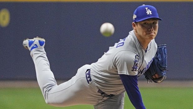 Los Angeles Dodgers pitcher Yoshinobu Yamamoto (18) throws a pitch