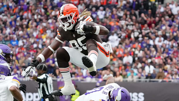 Cleveland Browns tight end David Njoku (85) leaps over Minnesota Vikings linebacker Ivan Pace Jr.