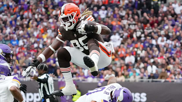El ala cerrada de los Cleveland Browns, David Njoku (85), supera al apoyador de los Minnesota Vikings, Evan Pace Jr.