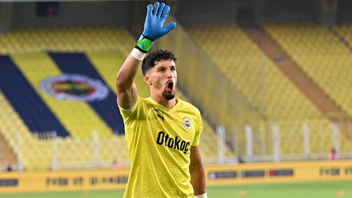 Altay Bayındır tribünleri selamlıyor. Altay Bayındır tribünleri selamlıyor.