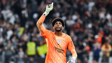 Hugo Souza foi decisivo contra o Cruzeiro