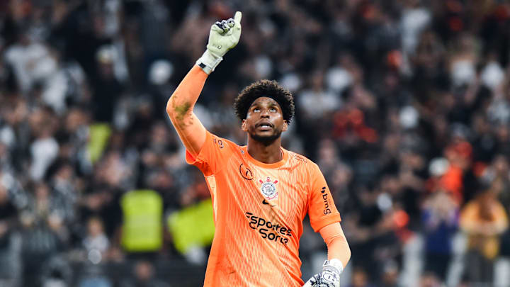 Hugo Souza foi decisivo contra o Cruzeiro Hugo Souza foi decisivo contra o Cruzeiro