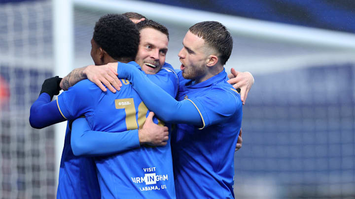 Marvin Ducksch (mi.) wird von seinen neuen Teamkollegen geherzt Marvin Ducksch (mi.) wird von seinen neuen Teamkollegen geherzt