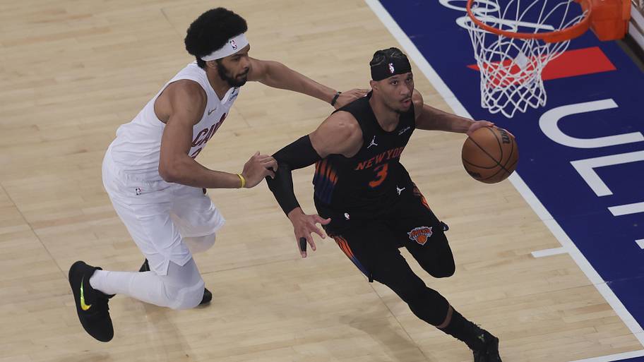 Knicks guard Josh Hart drives to the basket against Cavaliers center Jarrett Allen.