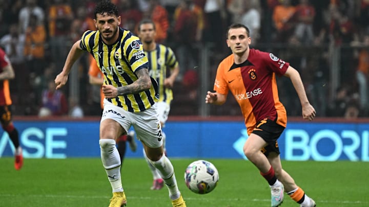 Samet Akaydin topa hareketleniyor.