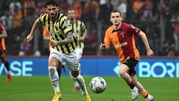 Samet Akaydin topa hareketleniyor.