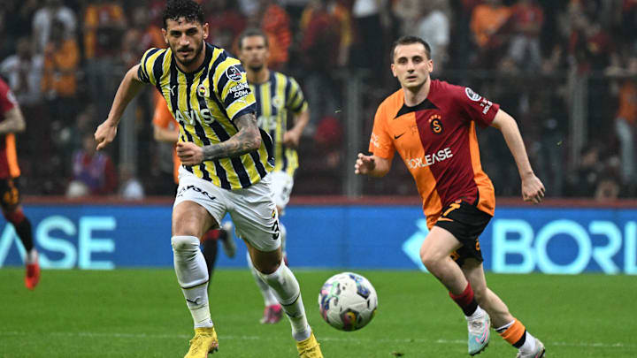 Samet Akaydin topa hareketleniyor.