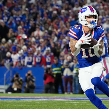 Nov 2, 2025; Orchard Park, New York, USA; Buffalo Bills wide receiver Khalil Shakir (10) catches a pass during the third quarter against the Kansas City Chiefs at Highmark Stadium. 