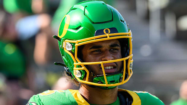 Oregon Ducks quarterback Dante Moore warms up before the game against the Idaho Vandals.