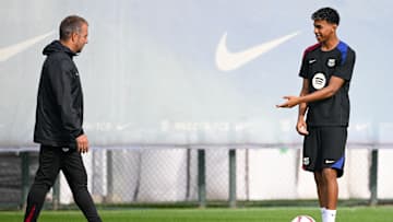 Hansi Flick y Lamine Yamal en un entrenamiento del FC Barcelona 