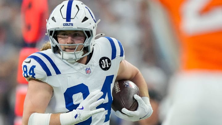Indianapolis Colts tight end Tyler Warren is drawing high praise from wide receivers coach Reggie Wayne.