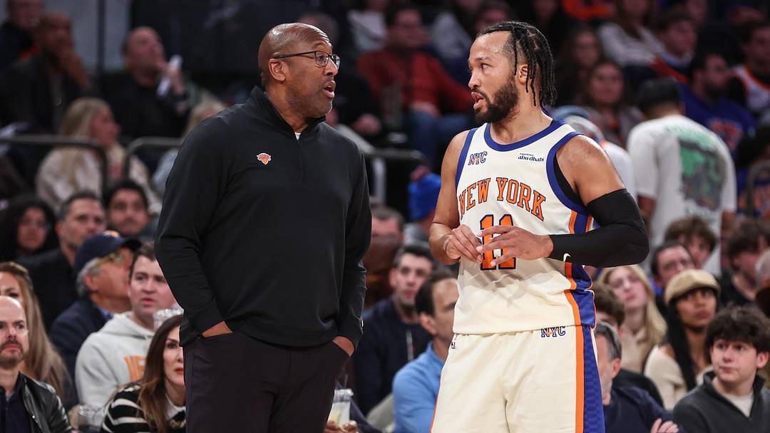Knicks head coach Mike Brown talks with guard Jalen Brunson.