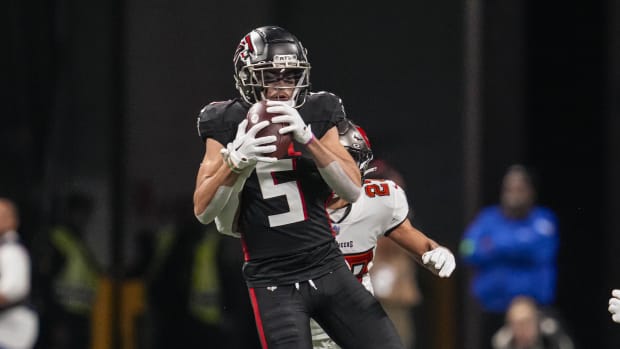 Atlanta Falcons wide receiver Drake London (5) makes a catch in front of Tampa Bay Buccaneers cornerback Zyon McCollum (27) 