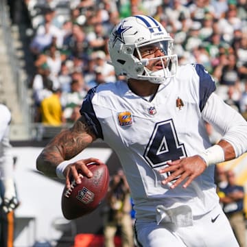 Dallas Cowboys quarterback Dak Prescott looks to pass downfield as New York Jets defensive tackle Quinnen Williams defends during the first half at MetLife Stadium. 