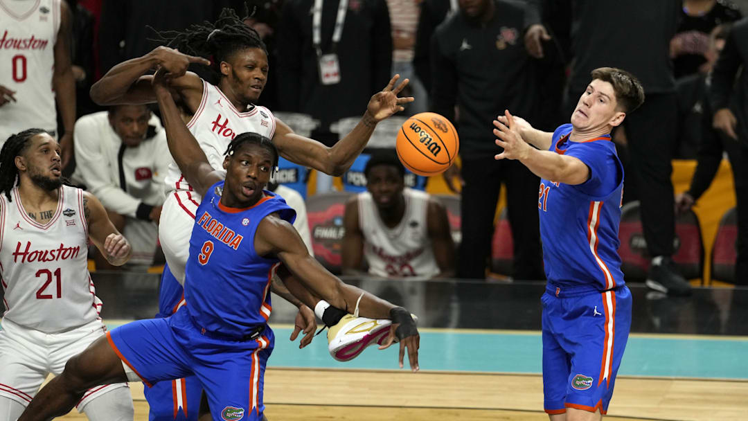 Florida Gators center Rueben Chinyelu (9) and forward Alex Condon (21) 
