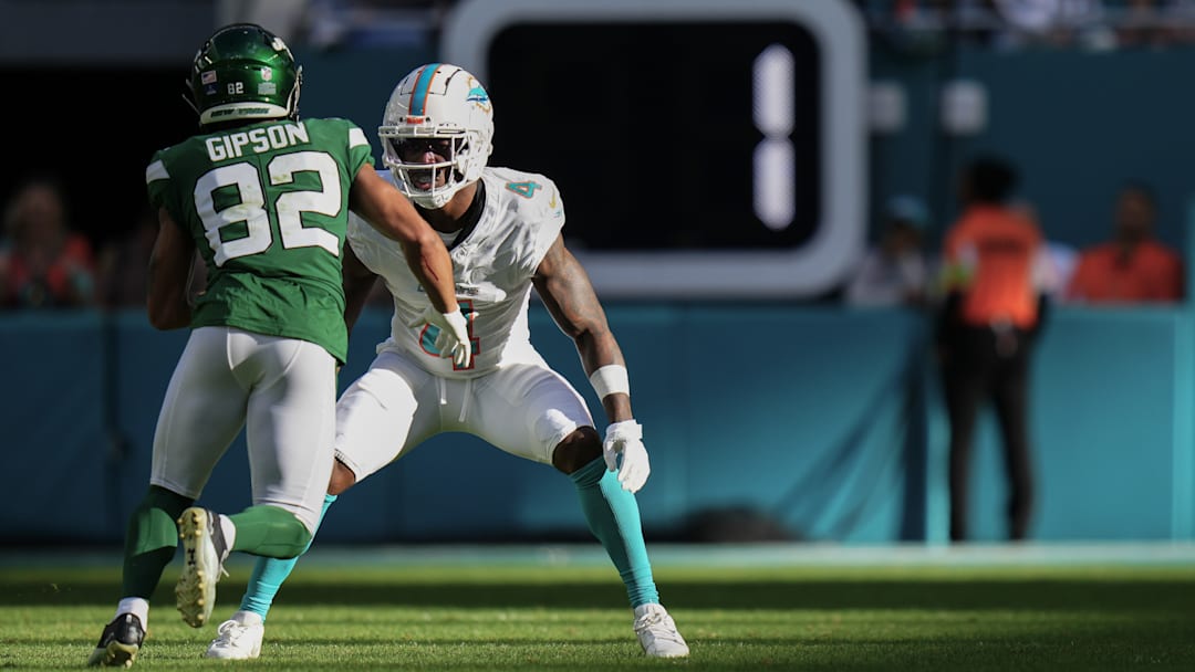 Dolphins CB Kader Kohou guarding NY Jets WR Xavier Gipson
