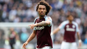 Boubacar Kamara avec le maillot d'Aston Villa 