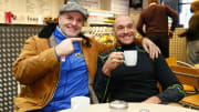 John Fury y su hijo Tyson Fury, a quien apoya en su exitosa carrera en el boxeo 