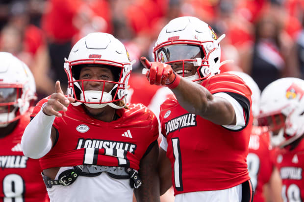 Louisville Cardinals warms up ahead of their game