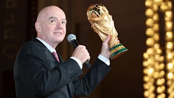 Gianni Infantino mit dem WM-Pokal 