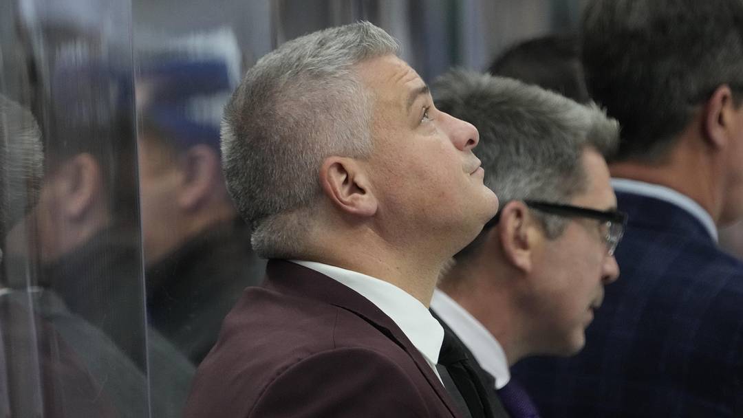 Oct 21, 2025; Toronto, Ontario, CAN; New Jersey Devils head coach Sheldon Keefe looks up at the scoreboard during the second period against the Toronto Maple Leafs at Scotiabank Arena. Mandatory Credit: John E. Sokolowski-Imagn Images