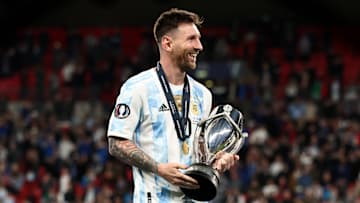 Lionel Messi avec le trophée de la Finalissima