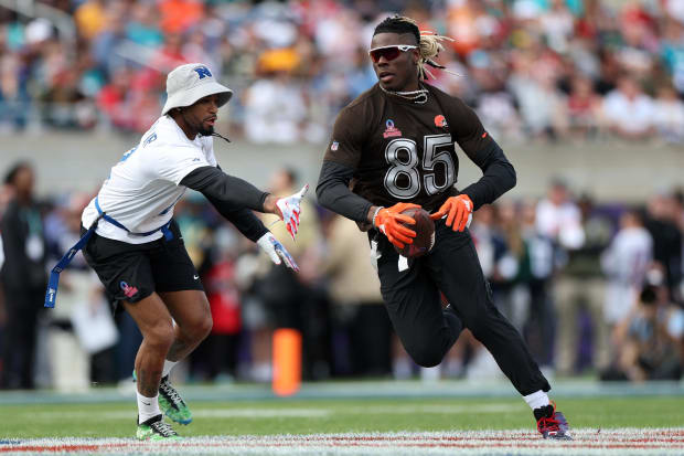 Pro Bowl tight end runs with football.