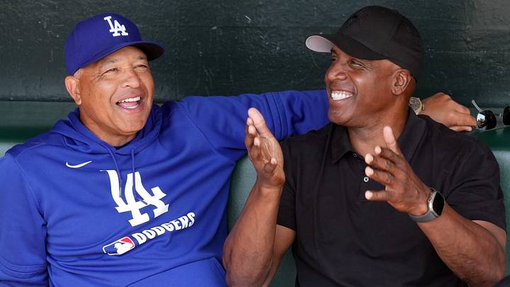 Los Angeles Dodgers manager Dave Roberts (left) and San Francisco Giants former left fielder Barry Bonds