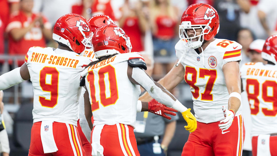 Aug 9, 2025; Glendale, Arizona, USA; Kansas City Chiefs tight end Travis Kelce (87) celebrates with wide receiver JuJu Smith-Schuster (9) and running back Isiah Pacheco (10) against the Arizona Cardinals during a preseason NFL game at State Farm Stadium. Mandatory Credit: Mark J. Rebilas-Imagn Images
