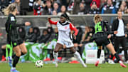 Nicole Anyomi (am Ball) im Duell gegen den VfL Wolfsburg