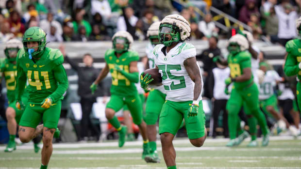 Oregon White Team running back Brison Cobbins breaks away with the ball during the Oregon Ducks’ Spring Game Saturday, April 