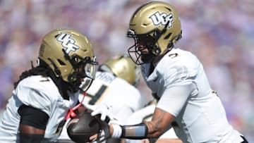 UCF Knights quarterback Tayven Jackson (2) hands the ball off to UCF Knights wide receiver Duane Thomas Jr. (7) during the first half of the game against Kansas State Wildcats at Bill Snyder Family Stadium on Sept. 27, 2025.