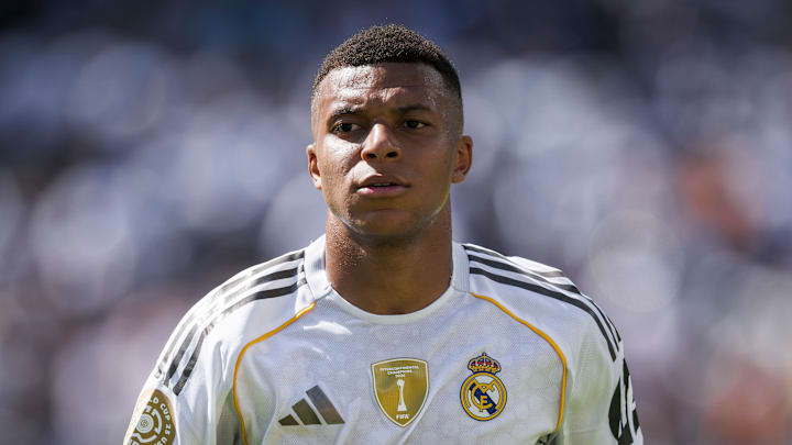 Kylian Mbappe devance Jamie Vardy. Kylian Mbappe devance Jamie Vardy.