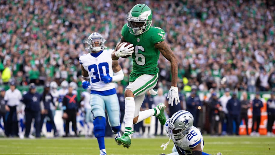 Philadelphia Eagles wide receiver DeVonta Smith (6) runs past Dallas Cowboys cornerback DaRon Bland (26) for a touchdown after a catch during the fourth quarter at Lincoln Financial Field.  | Bill Streicher-Imagn Images