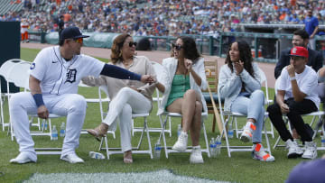 Miguel Cabrera junto a su esposa y tres de sus hijos 
