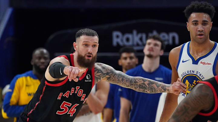 Jan 20, 2026; San Francisco, California, USA;  Toronto Raptors forward/center Sandro Mamukelashvili (54) guards Golden State Warriors forward Trayce Jackson-Davis (32) in the fourth quarter at Chase Center. Mandatory Credit: David Gonzales-Imagn Images