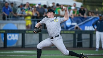 Reliever Ian Umlandt kept the Ducks close Saturday, scattering five hits and allowing just one unearned run over three innings.