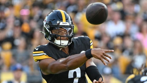 Justin Fields throws a pass for Steelers