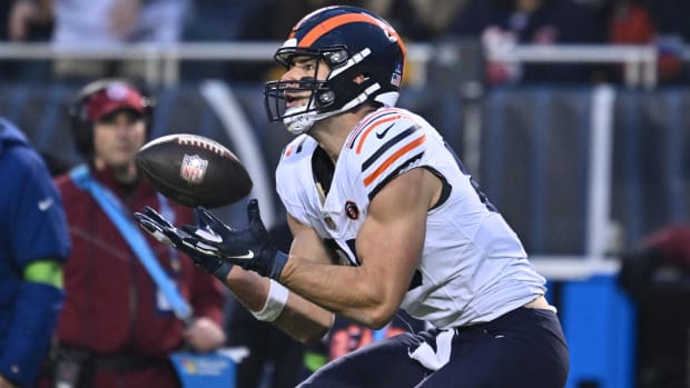 Cole Kmet catching a pass