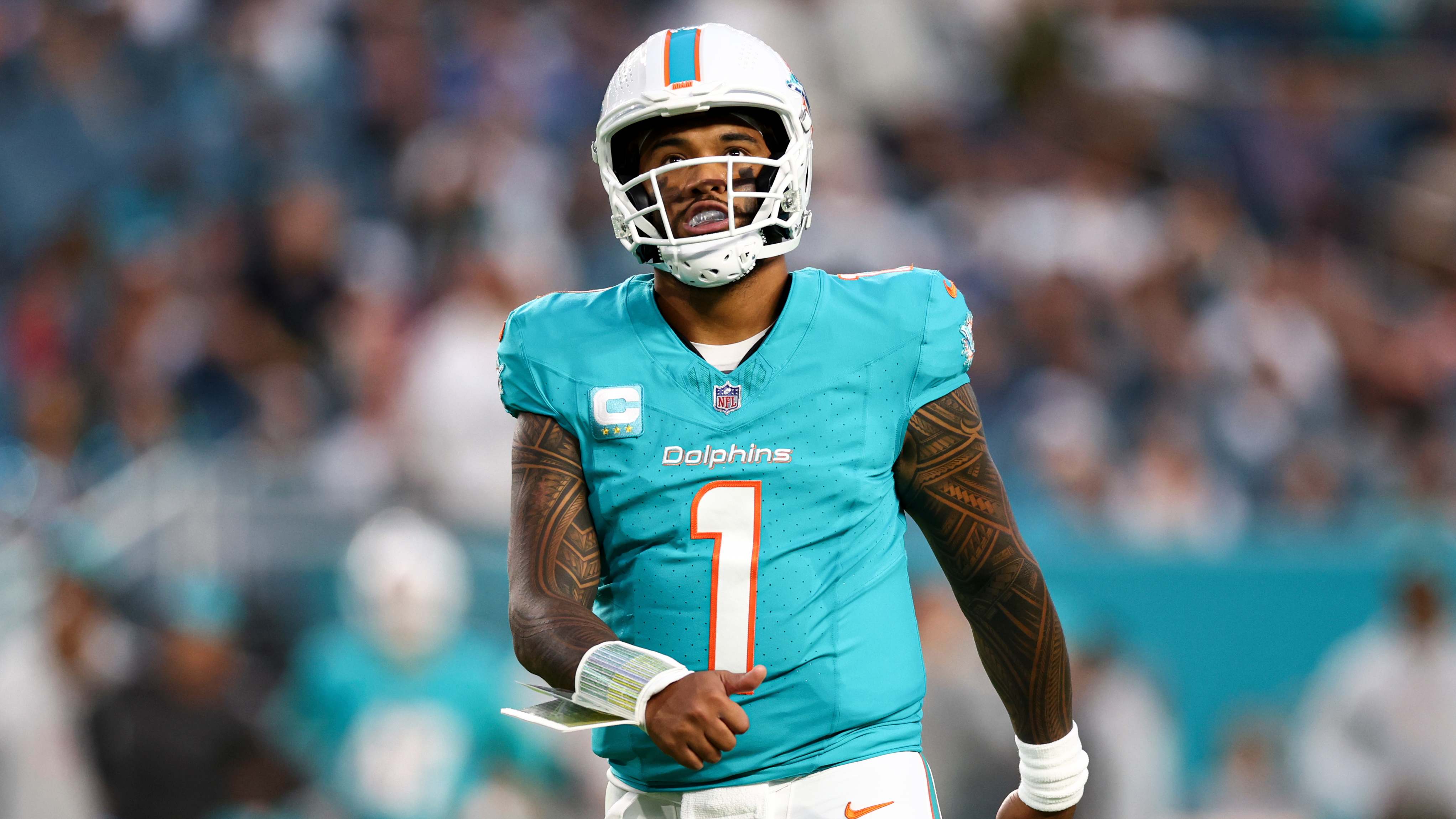 The newest update on Tua Tagovailoa's injury leaves the Dolphins' aspirations uncertain, he has remained a limited participant at practice as he deals with a hip injury. nhathung