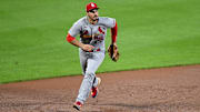 Nolan Arenado defiende la tercera base de Cardenales de San Luis desde 2021