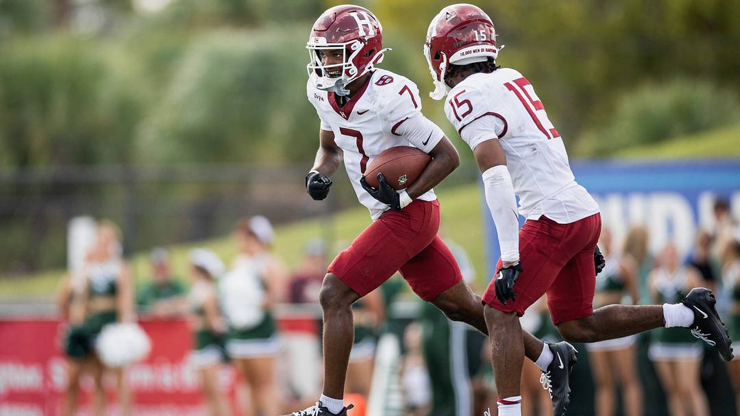 Harvard cornerback Damien Henderson (7)