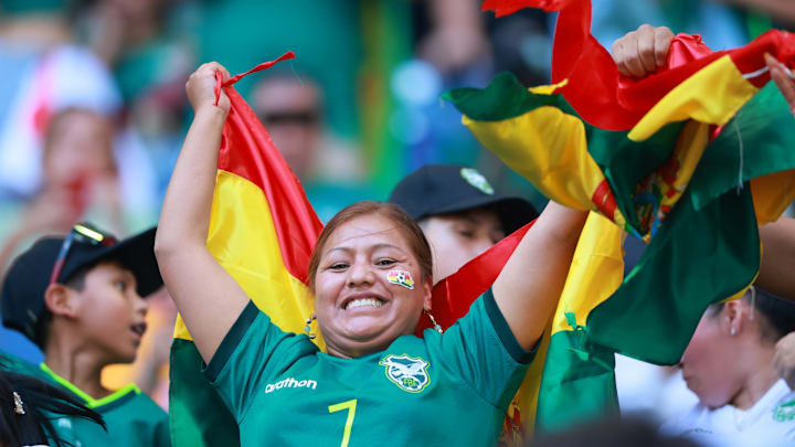 Una aficionada de Bolivia celebra con la bandera nacional; la selección busca clasificar a su primer Mundial desde Estados Unidos 1994, tras 32 años de ausencia.