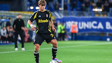 Nico Paz of Como 1907 seen in action during Serie A 2024/25...