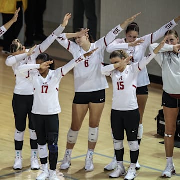 "Hot start for the Tide in set three, leading 6-1 before a Bulldogs timeout"