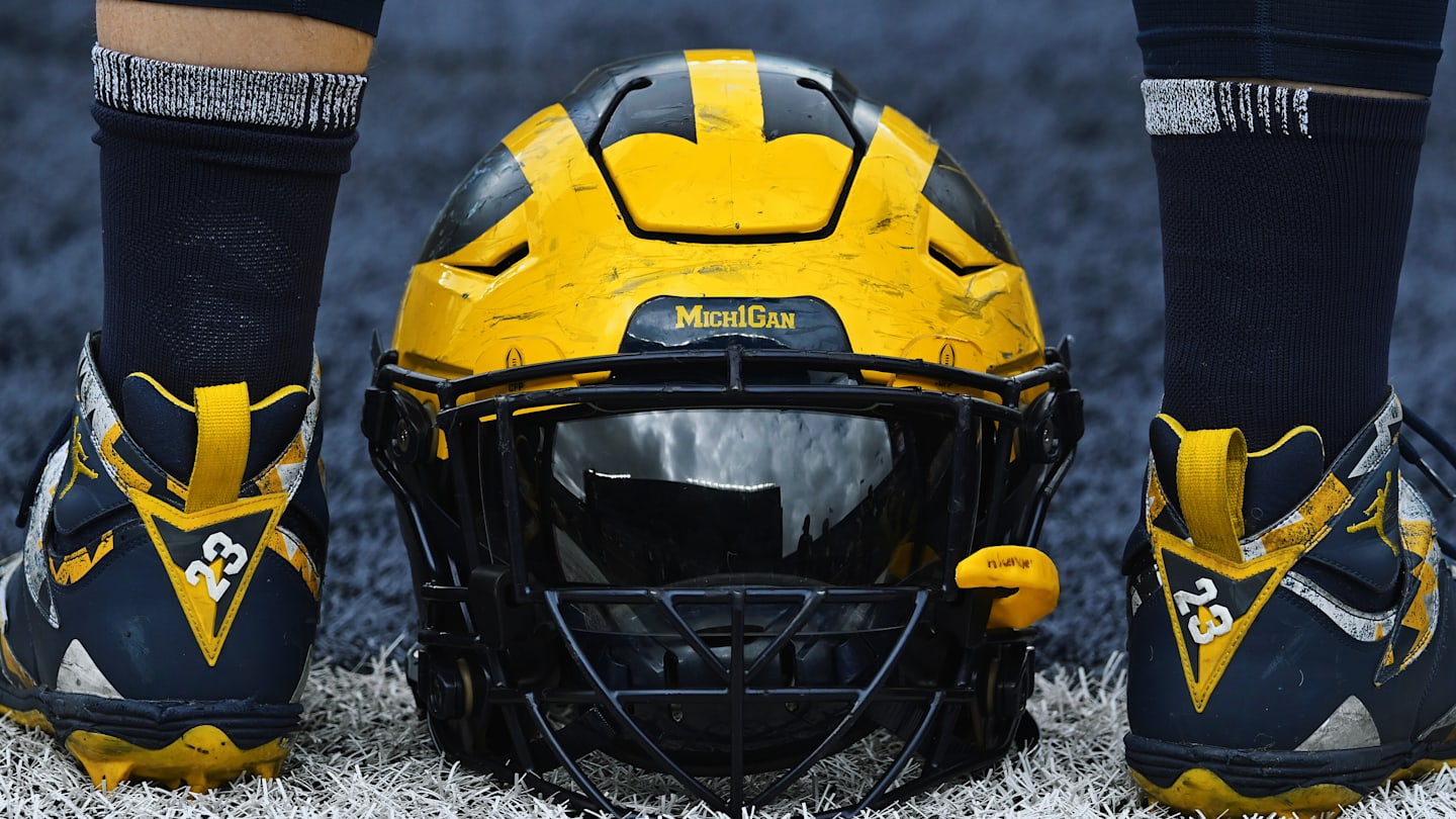 Michigan Football 5-star commit Carter Meadows destroys defender with vicious dunk