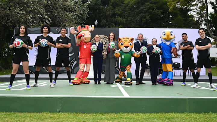 Claudia Sheinbaum, presidenta de México, junto a las mascotas del Mundial 2026