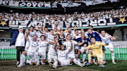 Time do Santos celebrando o retorno à Série A
